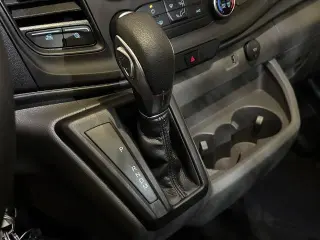 Ford Transit 2025 250 de 3 puertas, distancia entre ejes larga (LWB), techo bajo, furgoneta de carga