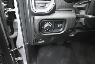 Camioneta Ram 1500 2024 4x4 Tradesman Cabina Doble de 4 puertas y batea de 5.6 pies