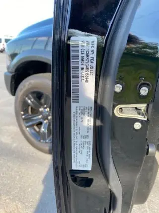 Ram 1500 Classic 2024 4x4 SLT 4 puertas Cabina Crew 5.5 pies SB Pickup