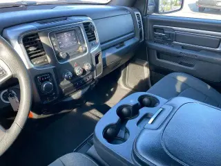 Ram 1500 Classic 2024 4x4 SLT 4 puertas Cabina Crew 5.5 pies SB Pickup