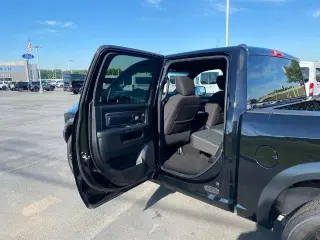 Ram 1500 Classic 2024 4x4 SLT 4 puertas Cabina Crew 5.5 pies SB Pickup