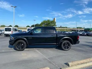 Ram 1500 Classic 2024 4x4 SLT 4 puertas Cabina Crew 5.5 pies SB Pickup