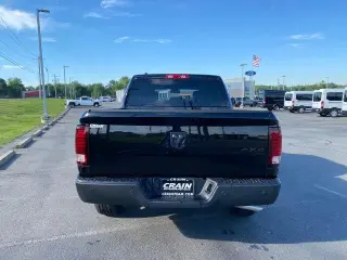 Ram 1500 Classic 2024 4x4 SLT 4 puertas Cabina Crew 5.5 pies SB Pickup