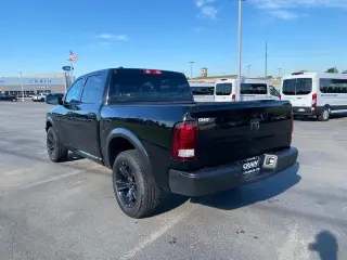 Ram 1500 Classic 2024 4x4 SLT 4 puertas Cabina Crew 5.5 pies SB Pickup