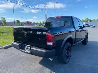 Ram 1500 Classic 2024 4x4 SLT 4 puertas Cabina Crew 5.5 pies SB Pickup