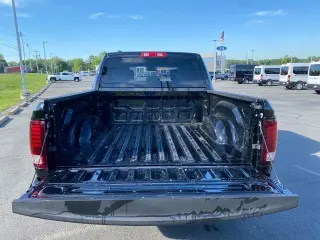 Ram 1500 Classic 2024 4x4 SLT 4 puertas Cabina Crew 5.5 pies SB Pickup