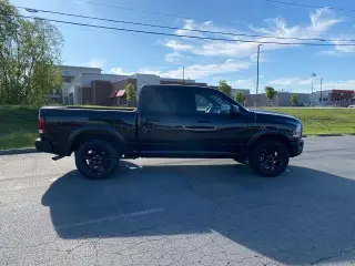 Ram 1500 Classic 2024 4x4 SLT 4 puertas Cabina Crew 5.5 pies SB Pickup