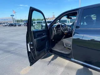 Ram 1500 Classic 2024 4x4 SLT 4 puertas Cabina Crew 5.5 pies SB Pickup