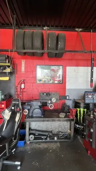 ¡Servicios automotrices aquí!
