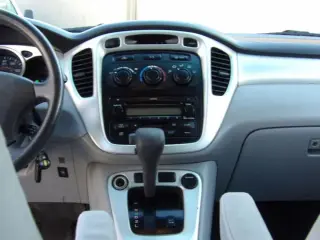 2004 TOYOTA HIGHLANDER