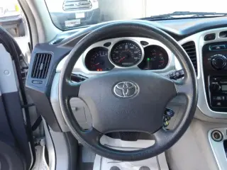 2004 TOYOTA HIGHLANDER