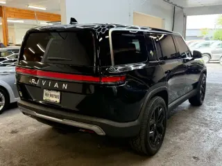 2023 Rivian R1S