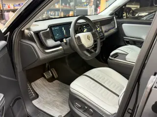 2023 Rivian R1S