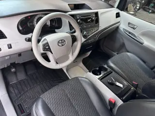 2011 Toyota SIENNA