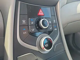 Hyundai ELANTRA 2015 SE 4p Sed 6M
