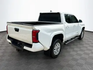 Toyota Tacoma 2024 4x2 SR5 4p Doble Cabina 5.0 ft SB