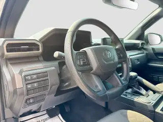 Toyota Tacoma 2024 4x2 SR5 4p Doble Cabina 5.0 ft SB