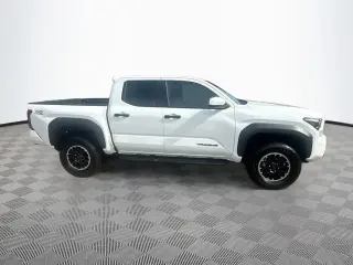Toyota Tacoma 2024 4x4 SR5 4p Doble Cab 5.0 ft SB
