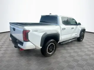 Toyota Tacoma 2024 4x4 SR5 4p Doble Cab 5.0 ft SB