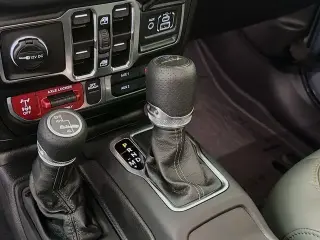 Jeep Gladiator 2025 4x4 Mojave 4p Cabina Crew 5.0 ft. CB
