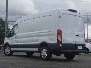 Ford Transit 2023 250 3dr SWB Camioneta de carga con techo medio