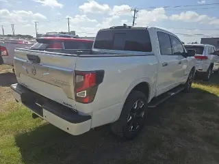 Nissan Titan 2023 4x4 Platinum Reserve 4p Cabina Completa 5.6 ft. CB