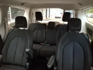 Chrysler Voyager 2023 LX Minivan de 4 puertas