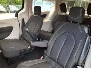 Chrysler Voyager 2023 LX Minivan de 4 puertas
