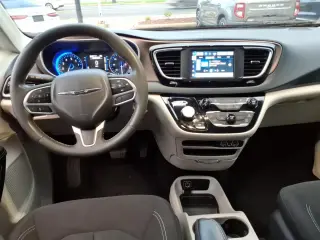 Chrysler Voyager 2023 LX Minivan de 4 puertas