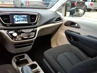 Chrysler Voyager 2023 LX Minivan de 4 puertas