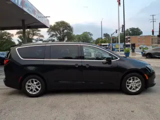 Chrysler Voyager 2023 LX Minivan de 4 puertas