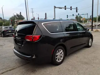 Chrysler Voyager 2023 LX Minivan de 4 puertas