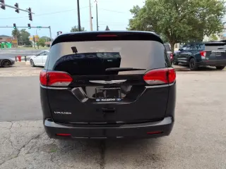 Chrysler Voyager 2023 LX Minivan de 4 puertas