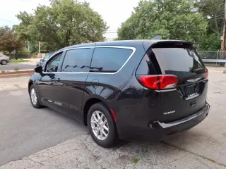 Chrysler Voyager 2023 LX Minivan de 4 puertas