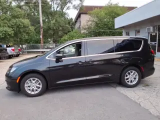 Chrysler Voyager 2023 LX Minivan de 4 puertas