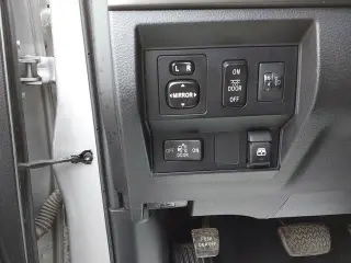 Toyota Tundra 2016 4x4 SR5 4p CrewMax Cab Pickup SB (5.7L V8)