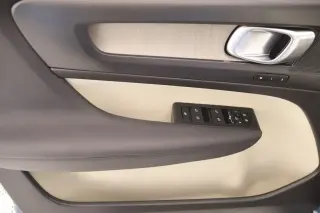 Volvo XC40 2023 AWD B5 Plus Tema Oscuro 4p SUV