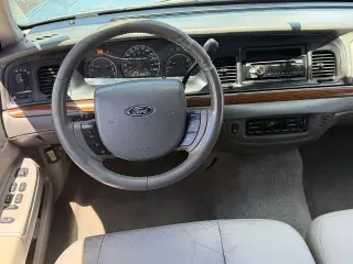 Ford Crown Victoria 2005 LX 4p Sedan