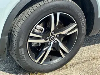 Volvo XC40 2025 AWD B5 Core con tema brillante 4p SUV
