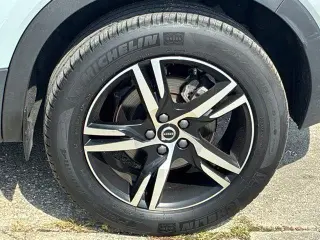 Volvo XC40 2025 AWD B5 Core con tema brillante 4p SUV