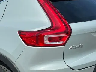 Volvo XC40 2025 AWD B5 Core con tema brillante 4p SUV