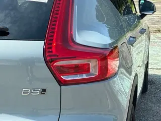 Volvo XC40 2025 AWD B5 Core con tema brillante 4p SUV