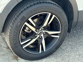 Volvo XC40 2025 AWD B5 Core con tema brillante 4p SUV