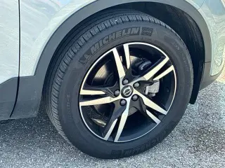 Volvo XC40 2025 AWD B5 Core con tema brillante 4p SUV