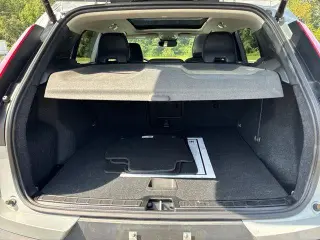 Volvo XC40 2025 AWD B5 Core con tema brillante 4p SUV