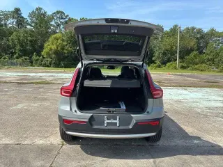 Volvo XC40 2025 AWD B5 Core con tema brillante 4p SUV