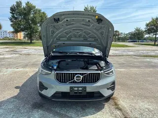 Volvo XC40 2025 AWD B5 Core con tema brillante 4p SUV