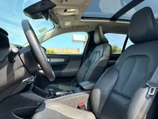 Volvo XC40 2025 AWD B5 Core con tema brillante 4p SUV