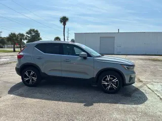 Volvo XC40 2025 AWD B5 Core con tema brillante 4p SUV