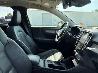 Volvo XC40 2025 AWD B5 Core con tema brillante 4p SUV